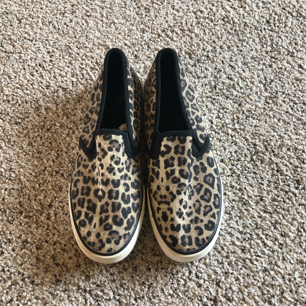 Leopard print slip-on shoes